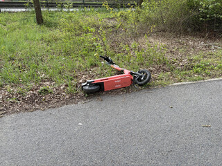 umgekippter eletroroller der auf dem boden die aufschrift &bdquo;help!&ldquo; hat.