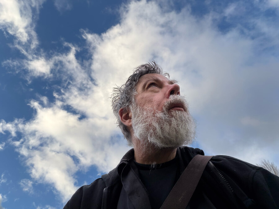 selfie im sitzen, von unten, beim morgenspaziergang gestern