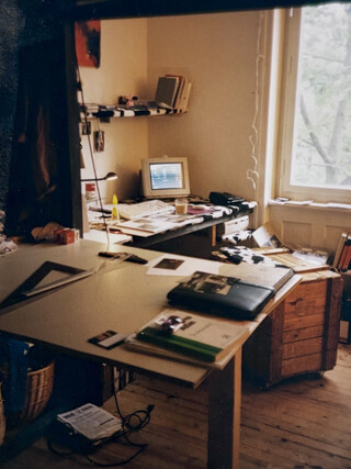 mein schreibttisch um 1996, man sieht einen 15" monitor in der ecke, eine gigatische sitzkiste und eine zeichenerweiterung mit zeichenwerkzeugen