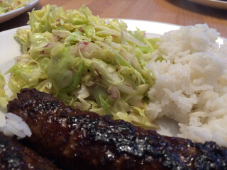 krautsalat aus spitzkohl (neben etwas reis und zwei ćevapčići)