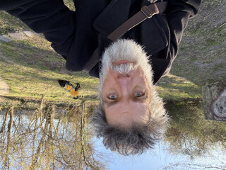 selfie mit frida im hintergrund. aus unerfindlichen gr&uuml;nden heute auf dem kopf.