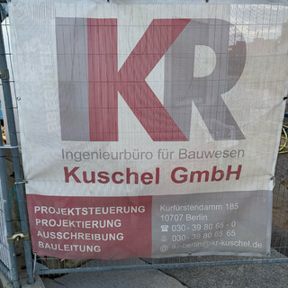 foto eines baustellenschilds mit der aufschrift „kuschel gmbh (ingenieurbüro für bauwesen)“