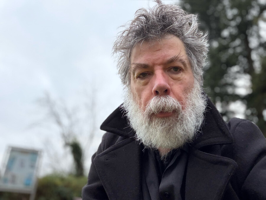 selfie, ganz offensichtlich war ich schon länger nicht mehr beim friseur. der bart ist zu lang, die haare spriessen verloren auf dem kopf rum.