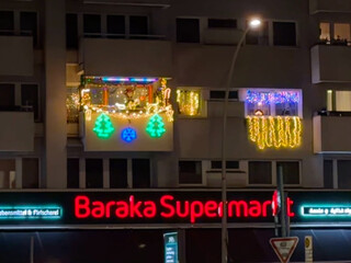 foto einer sehr hellen LED-beleuchtung an einem balkon an der müllerstrasse foto einer sehr hellen LED-beleuchtung an einem balkon an der müllerstrasse