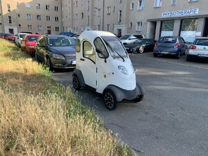 das bild zeigt einen weissen kabinenroller vogel 4 im wedding am strassenrand geparkt