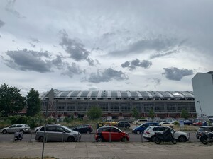 bild vom ostbahnhof mit dramatischem himmel
