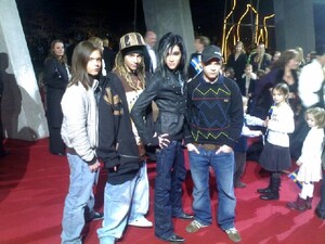 foto von tokio hotel das ich 2006 auf dem roten teppich der bambi verleihung aufgenommen habe. das foto ist sehr niedrig aufgelöst.