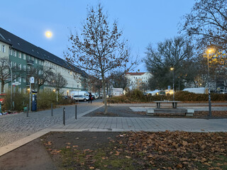 foto vom markt am genter marktplatz, man sieht den vollmond und strassenlaternen