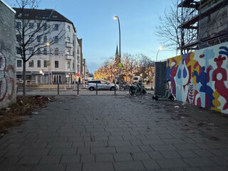 foto vom leopoldplatz, die weihnachtbeleuchtung ist auf 100%, es liegt müll herum