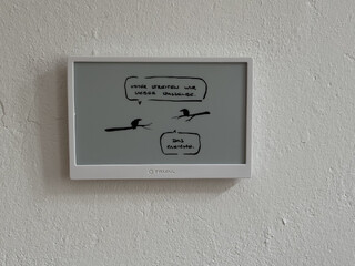 eine zeichnung von metabene auf meinem neuen trmnl e-paper-display. diese sagt: &bdquo;immer streiten wir &uuml;ber dasselbe.&ldquo; &bdquo;das gleiche.&ldquo;