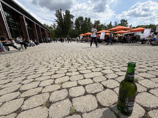 hinterer aussenbereich der station, im vordergrund steht &uuml;berraschender weise eine flasche bier