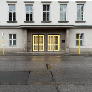 foto von falschen türen am langenbeck-virchow-haus auf dem gelände der charité.