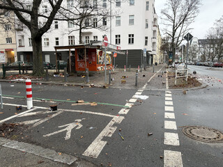 foto der sprengstoffverpackungsreste auf den gehwegen an einem kiosk