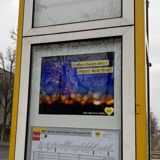foto von einem haltestellendisplay auf dem die BVG ihren kunden ein frohes neues jahr wünscht (weil wir dich lieben)