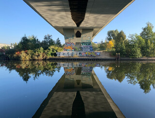foto der unterseite der A100 autobahnbr&uuml;cke am nonnendamm in berlin