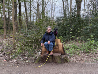 die beifahrerin und frida auf einem baumstumpf