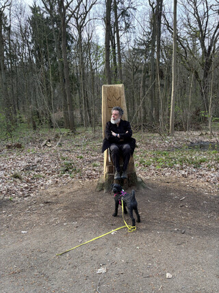 ich auf einem &bdquo;holzthron&ldquo;, frida steht davor