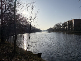foto vom berlin spandauer schifffahrtskanal. die b&auml;ume sind kahl, das wasser glitzert