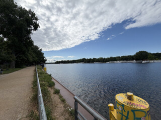 blick &uuml;ber die spree in richtung insel der jugend