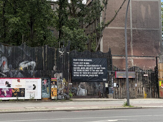 plakat mit der aufschrift &bdquo;DEAR FUTURE NEIGHBORS. PLEASE KEEP IN MIND: THIS CORNER HAS BEEN DEDICATED TO CULTURE, MUSIC AND ARTS FOR MANY YEARS. THE SOUND BELONGS TO THIS AREA AND SHOULD BE TAKEN INTO ACCOUNT BEFORE BUYING OR RENTING SPACES HERE.&ldquo; am nachtclub  &bdquo;renate&ldquo;