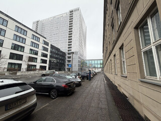 foto vom hochhaus am campus mitte der charité. der himmel ist grau. alles andere auch.
