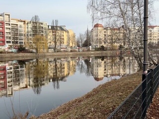 , die h&auml;user auf der gegenseite reflektieren auf dem sehr stillen wasserfoto von der spree am hansaviertel