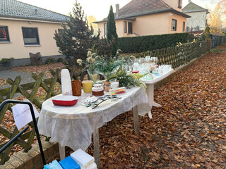 bild von einem „zu verschnekn“ tisch vor einem einfamilienhaus in summt.