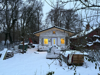 foto eines leeren gartenhauses dass gerade renoviert oer neu gebaut und hell beleuchtet ist