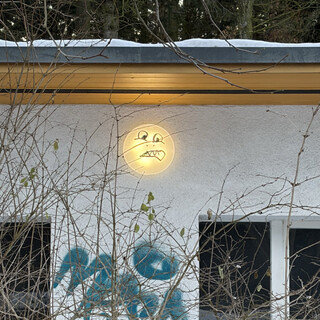 gr&ouml;sseres bild des smilys den jemad auf die aussenleuchte des wirtschaftsgeb&auml;udes an der catcherwiese gemalct hat