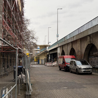 foto der pulitzbr&uuml;cke von der pulitzstrasse unterhalb der pulitzbr&uuml;cke