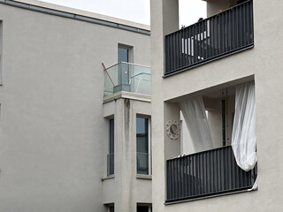 wohnblock am b&auml;rbel-bohley-ring am gesundbrunnen. die fassade sieht f&uuml;r einen zehnj&auml;hrigen bau schon ziemlich versifft aus, auf einem balkon siehtz man einen besen an die gl&auml;serne br&uuml;stung gelehnt.
