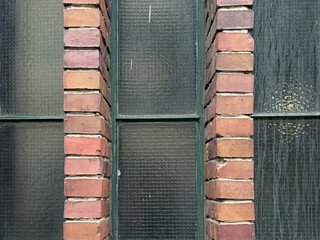 ein fenster des alten umspannwerks in der kopenhagener strasse im prenzlauer berg. die fenster haben gr&uuml;n gestrichene metallrahmen und die br&uuml;stungen der fenster sind gemauert.