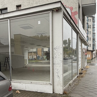 blick durch die fenster eines aufgegebenen autoersatzteilh&auml;ndlers an der pankstrasse