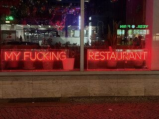 foto des eines restaurant schaufensters mit der neonschrift &bdquo;MY FUCKING RESTAURANT&ldquo; an der m&uuml;llerstrasse gegen&uuml;ber kaufland (man sieht die reflektion von kaufland im schaufenster)