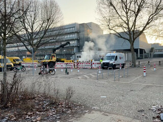 baustelle am zeppelinplatz vor der beuth hochschule. es dampft aus dem boden und der himmel strahlt orangegelb im hintergrund