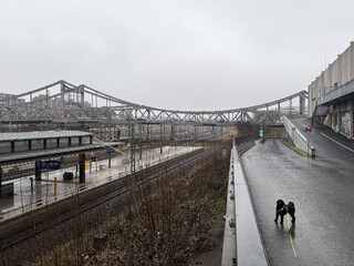 foto vom bahnhof gesundbrunnen und der swinemünder brücke, es ist feucht und grau