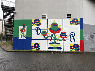 foto eines grellbunten wandgemäldes in pixel-ästhetik an der rückseite des kaufland am gesundbrunnen