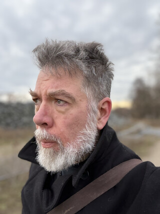 selfie vom 30.11.2025 mit weniger gewuschel auf meinem kopf.