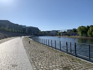 frida auf dem weg zum paul-löbe-haus