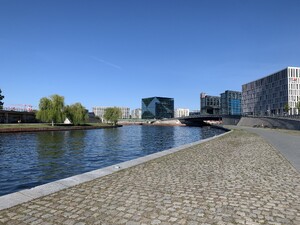 blick zurück auf den hauptbahnhof und den „3XN cube“
