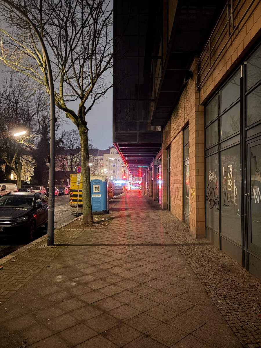 blick auf den gehweg des ehemaligen real im wedding