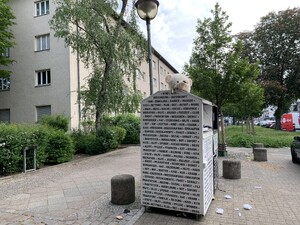 altkleidercontainer mit einem abgetrennten teddykopf auf der oberseite