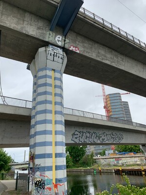 foto der eisenbahnbrücken die vom sbahnhof wedding zum hauptbahnhof führen, mit graffiti und — möglicherweise — konstruktionsfehlern