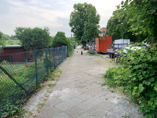 bild von frida in der distanz wie sie fragt ob wir zum schillerpark abbiegen k&ouml;nnten, hinter ihr eine kr&auml;he
