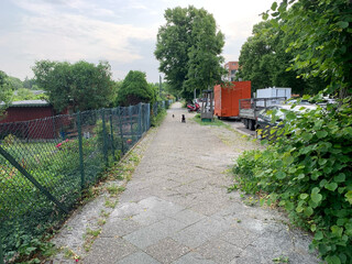 bild von frida in der distanz wie sie fragt ob wir zum schillerpark abbiegen könnten, hinter ihr eine krähe