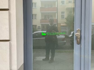 selfi vor der eingangstür des „institut für alles mögliche“