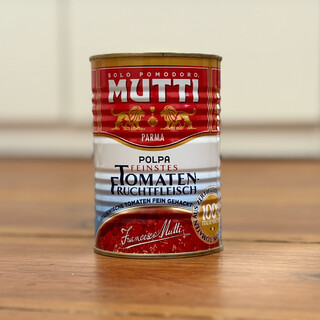 foto einer dose gehackter tomaten der marke &bdquo;mutti&ldquo;