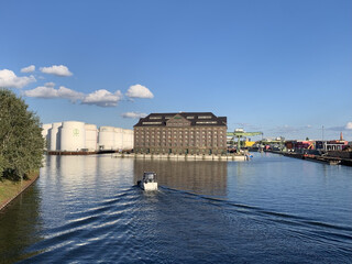 bild von der beusselstrasse auf den westhafen. auf der wasserfläche fährt ein boot.