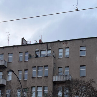 trauriger balkon an einem traurigen haus an der seestrasse