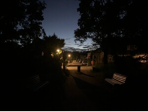 blick vom goethepark auf die gelb erleuchtete ugandastrasse.
